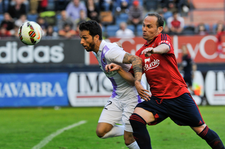 Nino pelea por el balón. (Idoia ZABALETA / ARGAZKI PRESS)