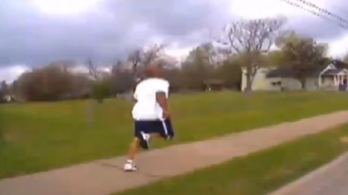 Imagen del vídeo en el que se ve al hombre negro tratando de huir. (YOUTUBE)