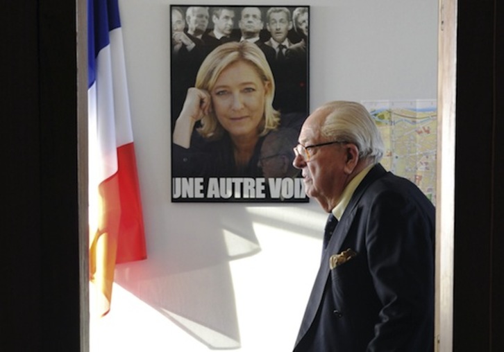 Jean-Marie Le Pen pasa frente a un cartel con la imagen de su hija Marine. (Mehdi FEDOUACH/AFP PHOTO)