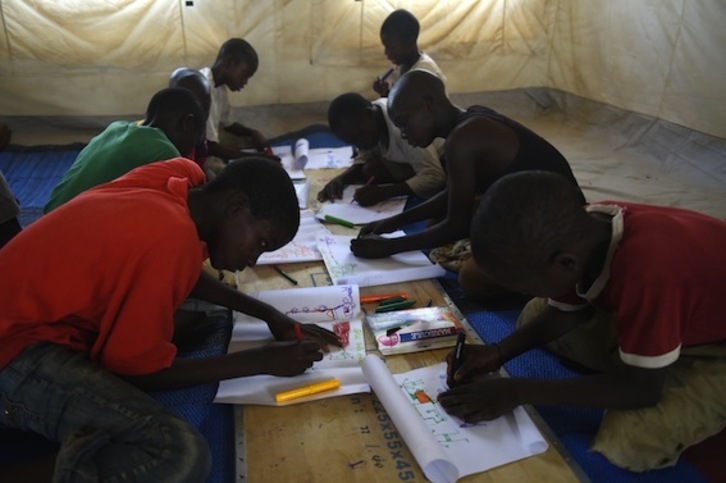 Un grupo de jóvenes nigerianos refugiados en Chad. (Philippe DESMAZES/AFP PHOTO)