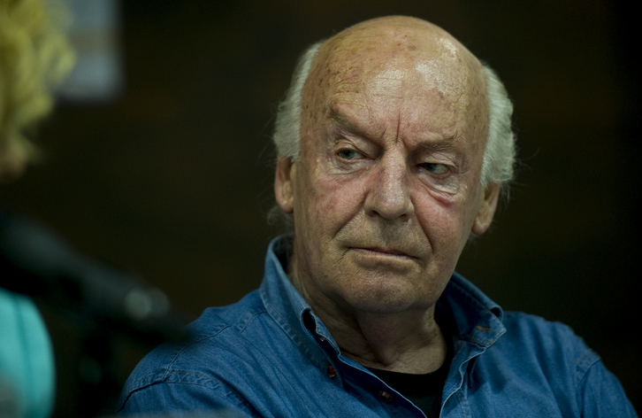 Eduardo Galeano, en la entrega del premio ‘Pluma de la Crítica’. (Luis JAUREGIALTZO / ARGAZKI PRESS)