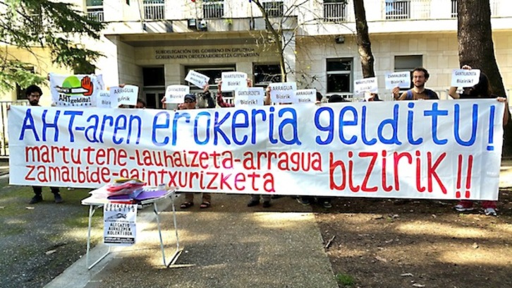 Concentración ante la Sebdelegación del Gobierno español en Donostia. 