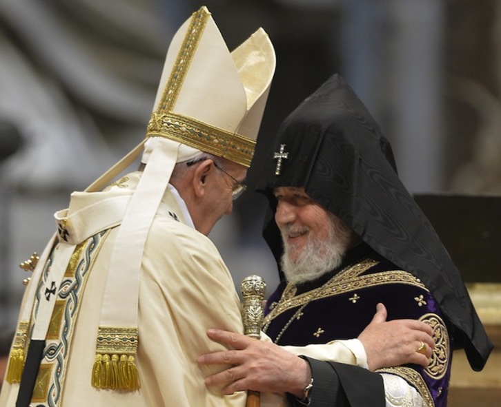 El Papa Francisco se saluda con el Patriarca católico de Armenia, Karekin II. (Andreas SOLARO / AFP)