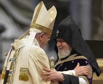 El Papa Francisco se saluda con el Patriarca católico de Armenia, Karekin II. (Andreas SOLARO / AFP)