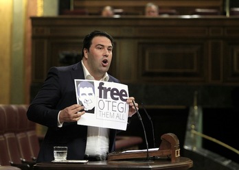 El parlamentario Jon Iñarritu ha mostrado el cartel por la liberación de Otegi. (J. DANAE / ARGAZKI PRESS)