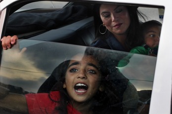 Una niña siria se despide de sus amigos en el ceti, para dirijirse hacia el barco que le llevara a la peninsula. (Sergi CAMARA)