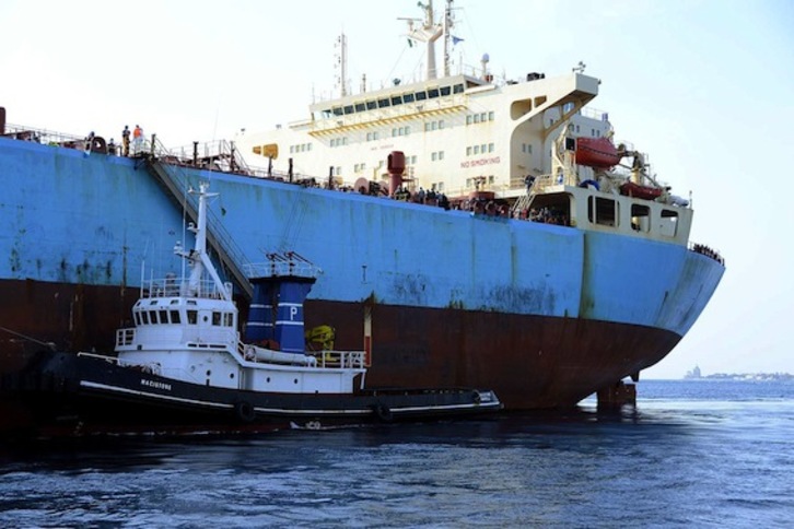 Una embarcación transporta a los migrantes rescatados hasta la costa de Sicilia. (Giovani ISOLINO/AFP HOTO)