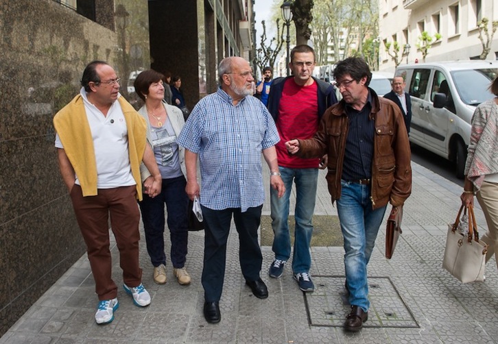 Xabier Irazusta, Manu Cabacas, Fina Liceranzu, Mikel Quintela y Joseba Nafarrate se dirigen a la comparecencia. (Luis JAUREGIALTZO/ARGAZKI PRESS)