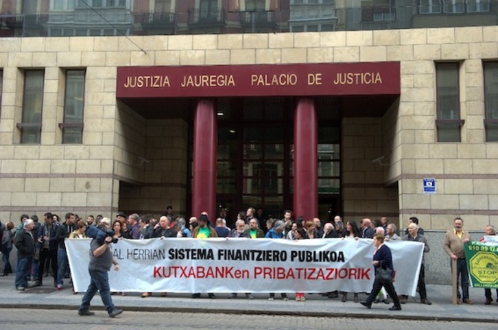 Concentración frente a los juzgados de Bilbo. (ARGAZKI PRESS)