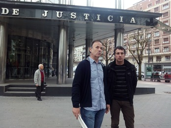 Kike Fernandez de Pinedo e Iker Urbina a la puerta del juzgado de Gasteiz. (EH BILDU)