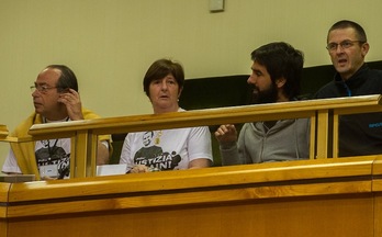 El padre y la madre de Iñigo Cabacas y otros afectados han asistido al debate en el Parlamento de Gasteiz. (Juanan RUIZ/ARGAZKI PRESS)
