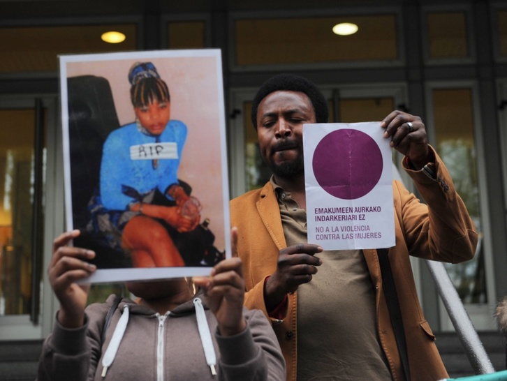 Recuerdo a Maureen Ada Otuya frente al juzgado. (ARGAZKI PRESS)