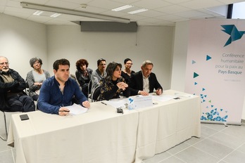 Bake Bidea kolektiboko kideak, konferentziaren aurkezpenean. (Isabelle MIQUELESTORENA)