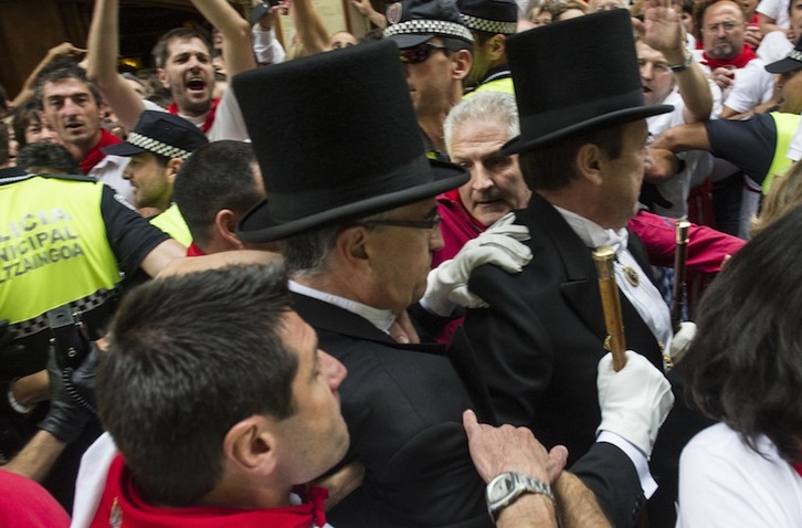 Enrique Maya, en la procesión de los sanfermines 2014. (Jagoba MANTEROLA / ARGAZKI PRESS)
