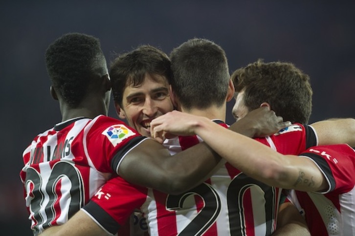 Los jugadores del Athletic celebran uno de los goles del Athletic. (Monika DEL VALLE/ARGAZKI PRESS)