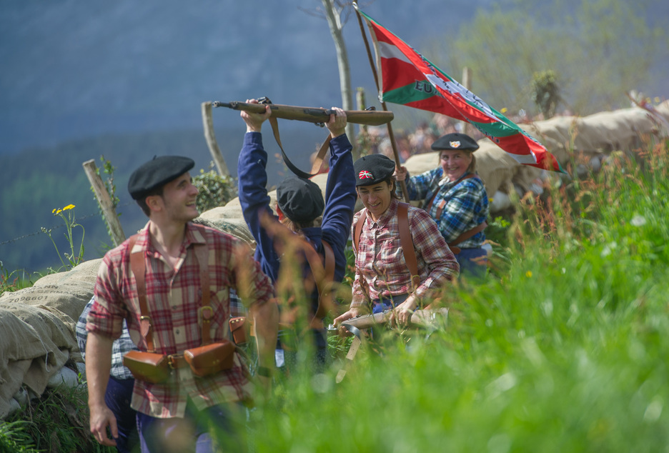 Intxortako guda antzeztu dute. (Juan Carlos RUIZ / ARGAZKI PRESS) Intxortako guda antzeztu dute. (Juan Carlos RUIZ / ARGAZKI PRESS)