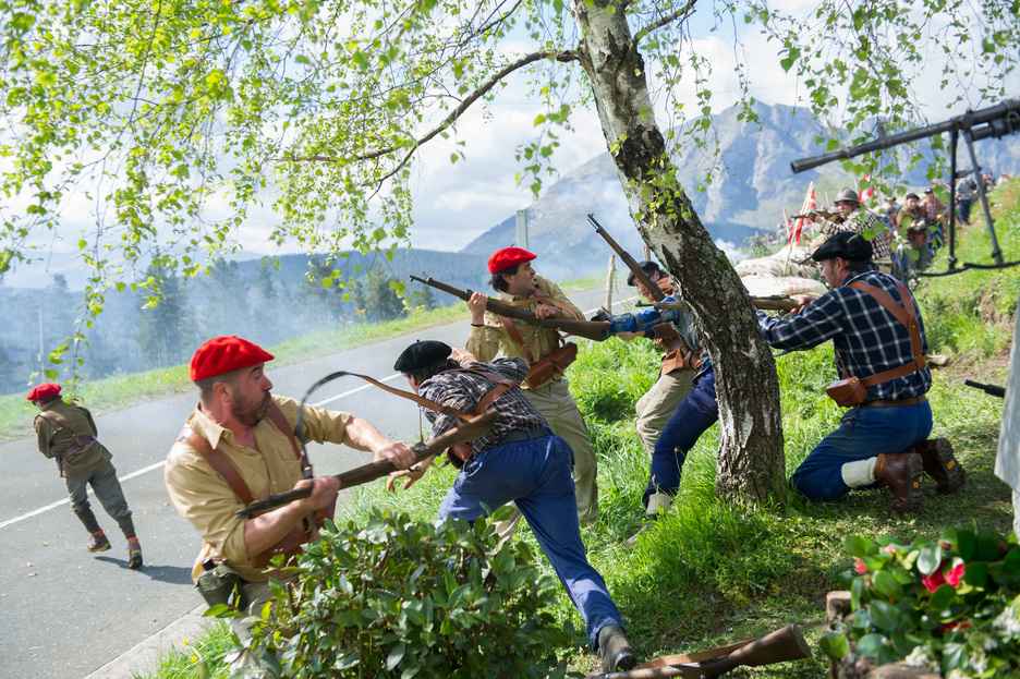 Frankistak gudari eta milizianoekin lehian. (Juan Carlos RUIZ / ARGAZKI PRESS) Frankistak gudari eta milizianoekin lehian. (Juan Carlos RUIZ / ARGAZKI PRESS)