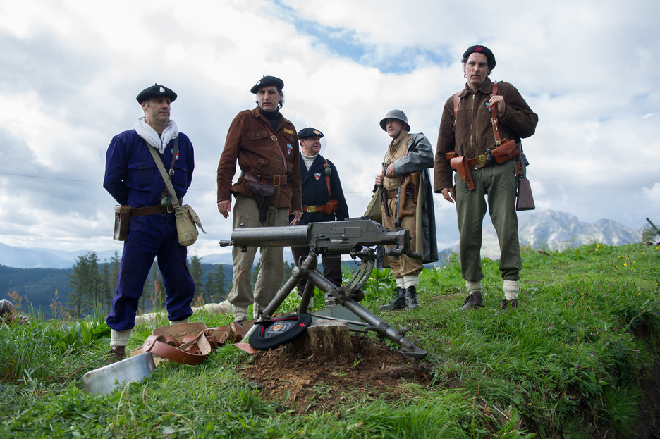 Gudari eta milizianoak Intxortako gudan. (Juan Carlos RUIZ / ARGAZKI PRESS) Gudari eta milizianoak Intxortako gudan. (Juan Carlos RUIZ / ARGAZKI PRESS)