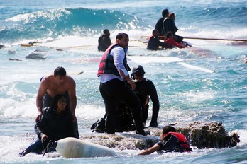 Equipos de rescate ayudan a una mujer tras naufragar una barca cerca de la isla de Rodas, en Grecia. (Argiris MANTIKOS/AFP) 