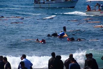 Equipos de rescate y lugareños ayudan a los migrantes tras encallar una barca en Rodas. (Argiris MANTIKOS/AFP) 