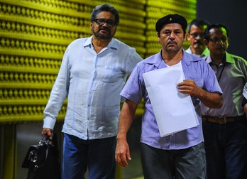 Iván Márquez y Edilson Romana llegando a la Habana. (Yamil LAGE / AFP)