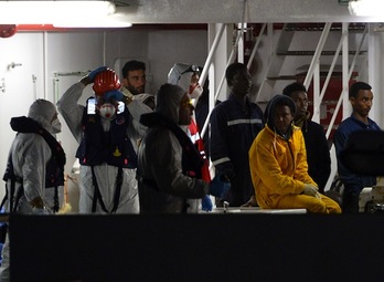 Algunos de los migrantes rescatados, a su llegada al puerto de Catania. (Alberto PIZOLLI/AFP PHOTO)