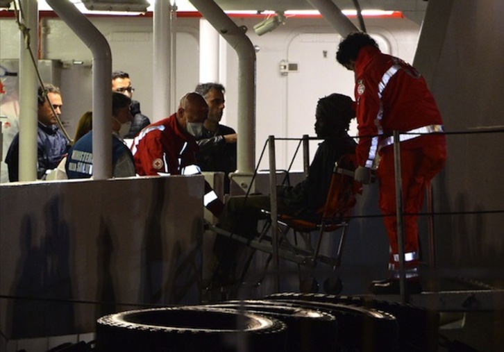 Llegada de los supervivientes al puerto italiano de Catania. (Alberto PIZZOLI/AFP PHOTO)