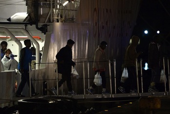 Llegada de algunos de los supervivientes al puerto de Catania. (Alberto PIZZOLI/AFP PHOTO)
