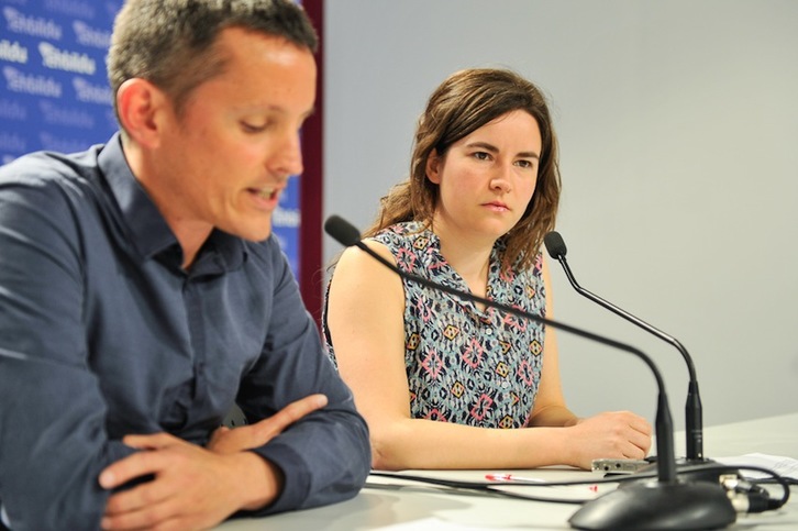 Dani Maeztu e Igone Lamarain han ofrecido los datos sobre las candidaturas de EH Bildu. (Idoia ZABALETA/ARGAZKI PRESS)