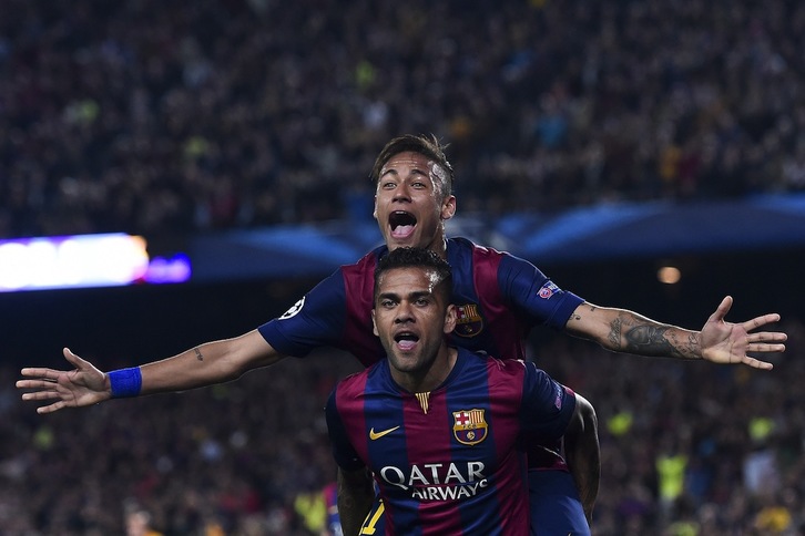 Neymar y Alves celebran el segundo gol culé. (Josep LAGO / AFP)