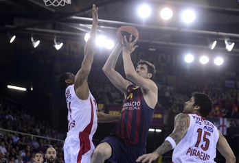 Tremell Darden y Ante Tomic, en el partido de hoy. (Josep LAGP / AFP)