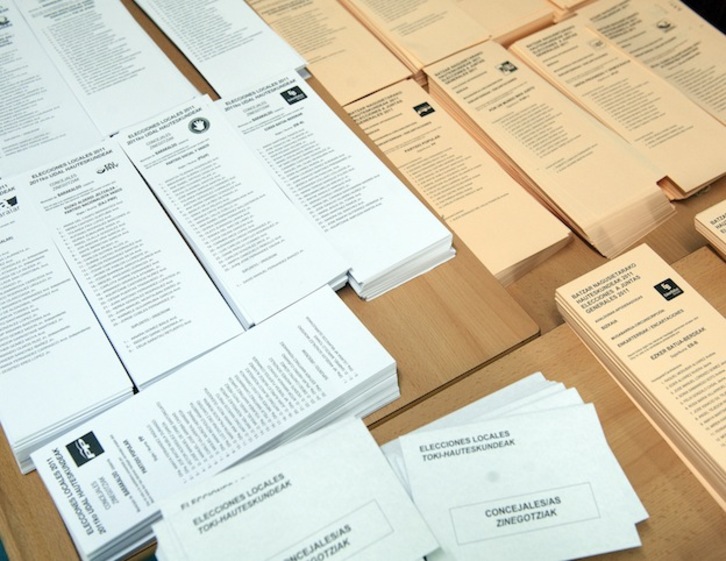 Papeletas electorales en las municipales y forales de 2011. (Jon HERNAEZ / ARGAZKI PRESS)