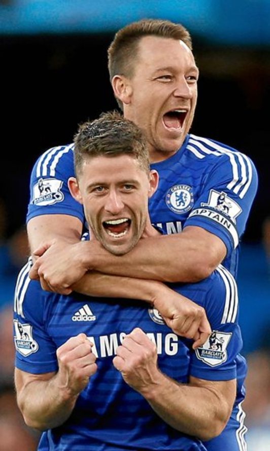 Terry abraza a Cahill tras el 1-0 del Chelsea al United