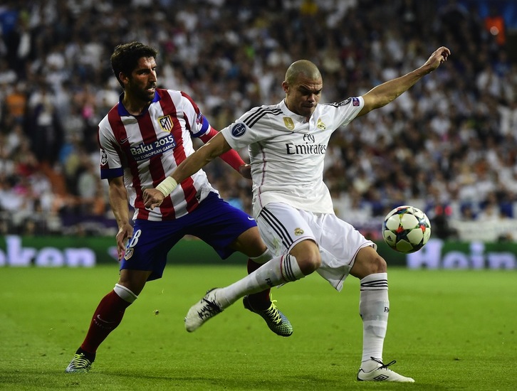 Raúl García y Pepe, luchando por un balón. (Gerard JULIEN / AFP)