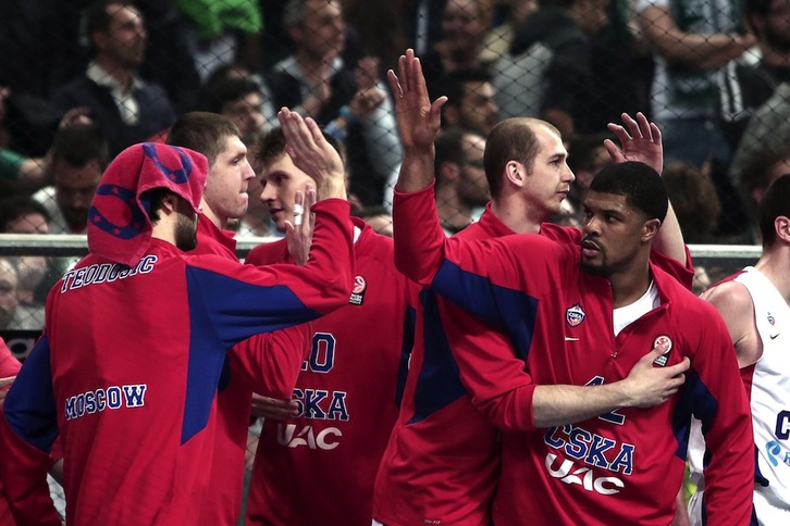 Los jugadores del CSKA celebran su clasificación. (Angelos TZORTZINIS / AFP)