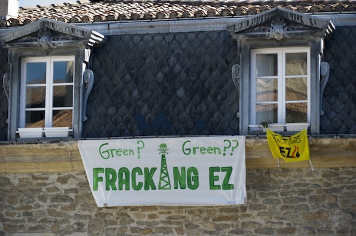 Pancartas contra el fracking en Araba. (Juanan RUIZ / ARGAZKI PRESS)