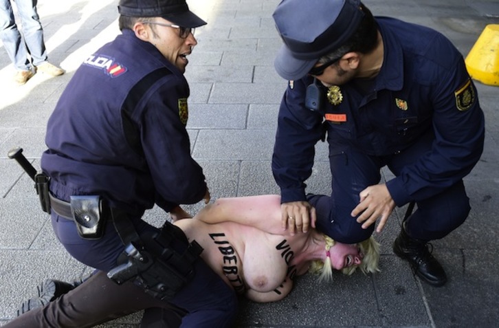 La activista de Femen ha sido detenido por dos policías. (Gerard JULIEN / AFP)