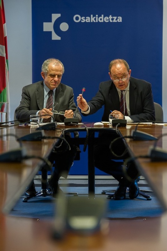 El director general de Osakidetza, Jon Etxeberria, y el director de Recursos Humanos, Jose Maria Armentia. (Juanan RUIZ / ARGAZKI PRESS)