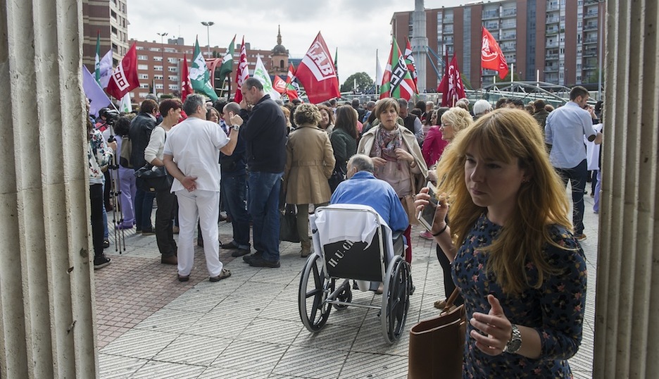 Langileak Gurutzetako ospitalaren atarian. (Luis JAUREGIALTZO / ARGAZKI PRESS)