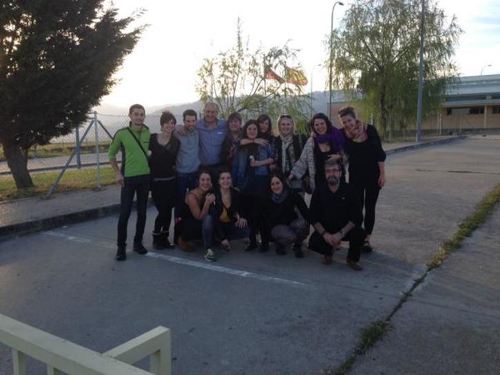 Oihana Mardaras senide eta lagunekin espetxetik irteterakoan. (@xa1stx)