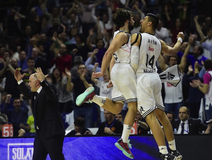 Sergio Llull y Gustavo Ayon, con Pablo Laso de fondo. (Pierre-Phillipe MARCOU / AFP)