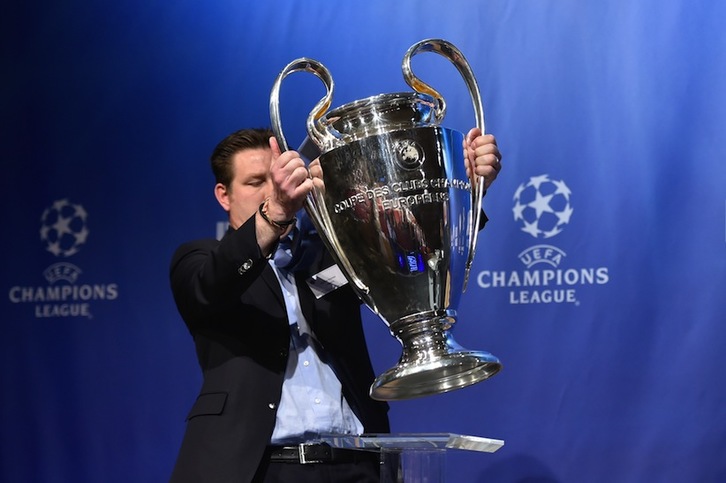 Un empleado de la Uefa coloca la ‘Orejona’ en su pedestal. (Fabrice COFFRINI / AFP)