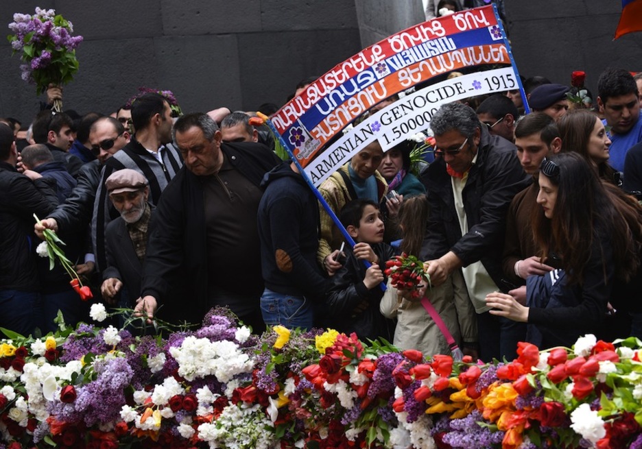 Muchos ciudadanos se han acercado al acto de Yerevan. (Karen MINASYAN / AFP)