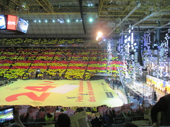 El Palau Sant Jordi lleno, durante el mosaico construido esta tarde. (NAIZ.EUS)