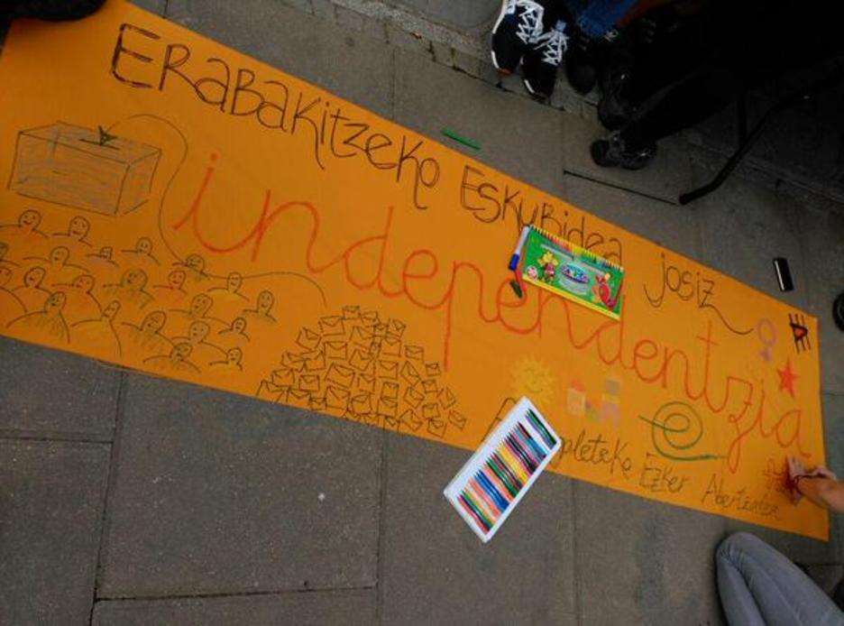 Portugaleten egindako oihala. (via twitter @ErnaiPortu) Portugaleten egindako oihala. (via twitter @ErnaiPortu)