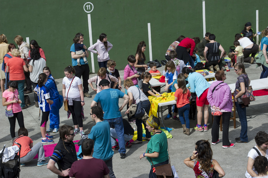 Jendea Joste Egunaz gozatzen Donezteben. (Iñigo URIZ / ARGAZKI PRESS) Jendea Joste Egunaz gozatzen Donezteben. (Iñigo URIZ / ARGAZKI PRESS)