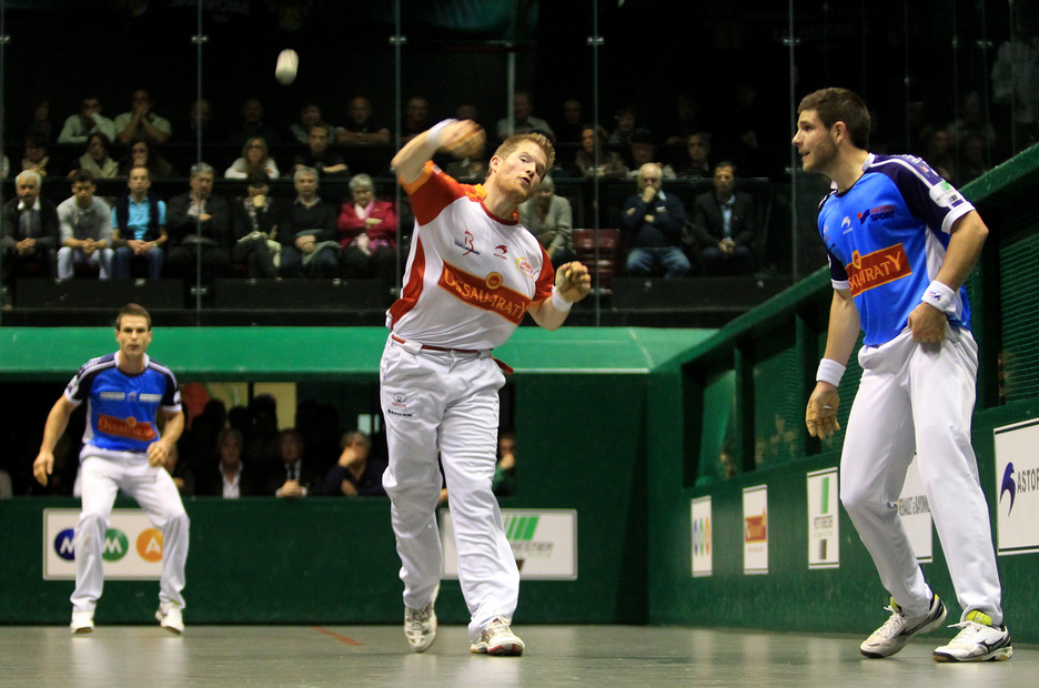 Peio Larralde et Bixintxo Bilbao (en bleu) se sont imposés en à peine une heure de jeu - © Bob Edme