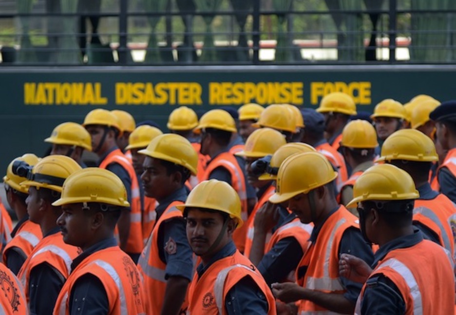 Miembros de los equipos de rescate. (Dibyangshu SARKAR/AFP PHOTO)