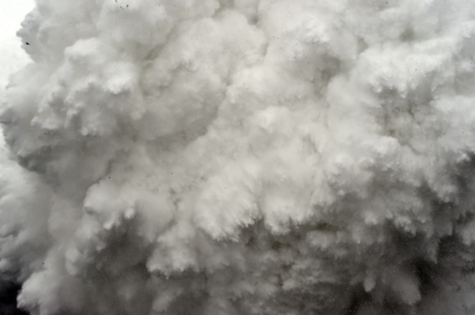 Una nube de nieve, en el campo base del Everest. (Roberto SCHMIDT/AFP PHOTO)