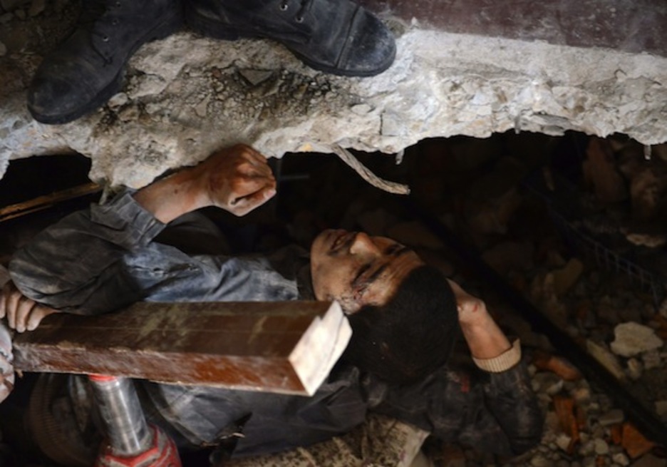 Operación de rescate en una vivienda de Katmandú. (Prakash MATHEMA/AFP PHOTO)